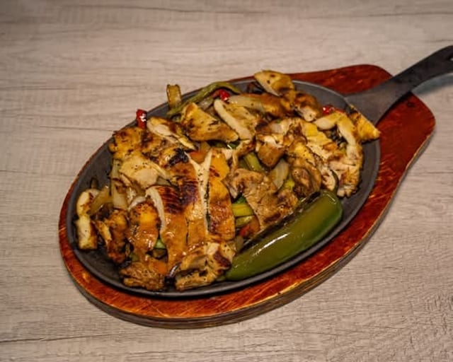 SIZZLING FAJITAS CHICKEN OR TASAJO.